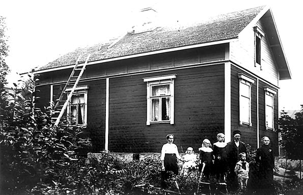Salmen perhe talonsa edess, joskus vuosien 1910 ja 1917 vlill
