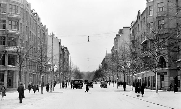 Ihmisi talvisella Hmeenkadulla 1933