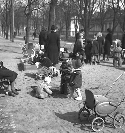 Lapsia leikkimss Hmeenpuistossa kevll 1945