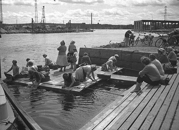 Naisia mattopyykill Tampereen Alarannassa kesll 1958