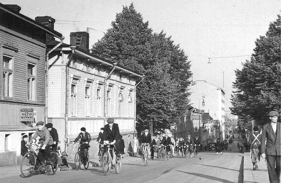 Pispalaan ruokatunnille Satakunnankadulla 1939. Kuva: Aarne Piettinen, Tampereen museoiden kuva-arkisto.