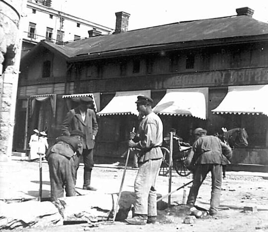  Miehi�  kivetyst�iss� Kauppakadulla 1900-luvun alussa