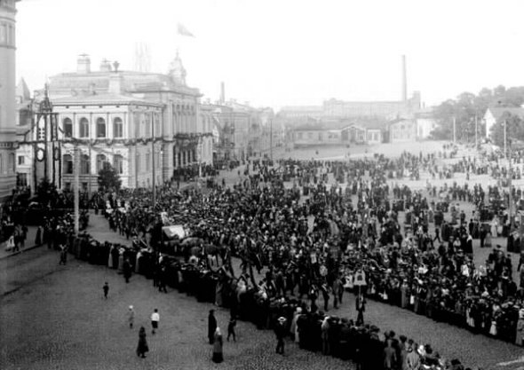 Ihmisi� Keskustorilla juhlimassa Suomalaisen ty�n viikkoa