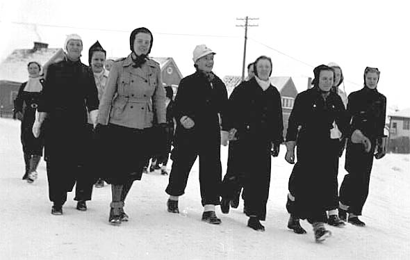 Marssivia naisia talvisessa kaupungissa.
