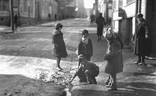 Lapsia leikkimässä kadunvarressa