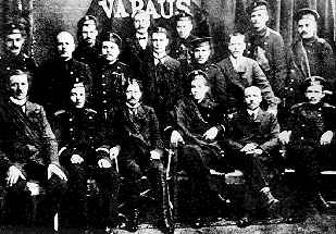 Kuva: Porilaisia tyv. johtomiehi ja venl. matruuseja 1917,
 kuvassa Eetu Salin 