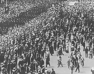 Kuva: Taisteluun kornilovilaisuutta vastaan 
Kronstadtista Pietariin saapuneet matruusit ja sotilaat.
